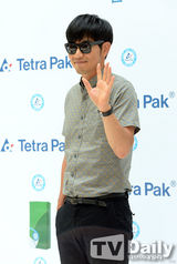 组图：韩星李钟赫花衬衫墨镜出席时尚活动