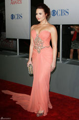 高清组图：黛米-洛瓦托粉色抹胸礼服爆乳亮相