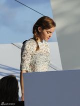 组图：艾玛-沃特森戛纳亮相 麻花儿辫俏皮可人