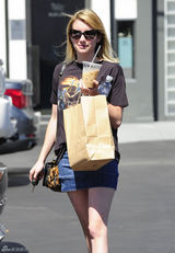 组图：艾玛-罗伯兹街拍 T恤搭配牛仔短裙