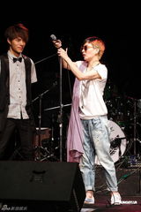 组图：何超仪推新EP携团开唱 感谢老板陈冠希支持