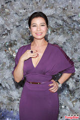 组图：钟楚红亮相圣诞活动 低胸长裙优雅出镜