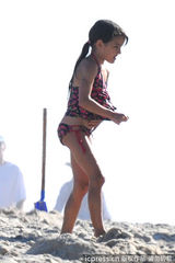 组图：小苏瑞穿泳装海滩玩耍 不停扯衣心情欠佳