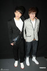 组图：光良演唱会台上庆生 被男歌迷示爱显尴尬