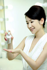 组图：秦海璐出席国际品牌活动 分享美容护肤心得