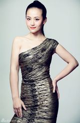 组图：杨婷婷打女写真曝光 性感帅气两肩挑