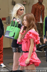 组图：板野友美站绯闻女孩泰勒旁被衬小短腿