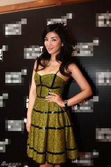 组图：黄奕“女神装”亮相揭幕典礼 高贵大气