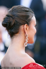 组图：C罗超模女友戛纳走秀展玉腿深沟