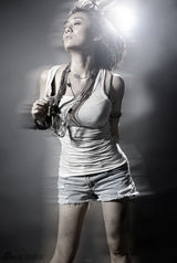 组图：刘芸曝光时尚大片 黑白光影尽显青春靓丽