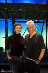 组图：袁泉酒红裙装优雅亮相巴黎秀场