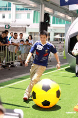 幻灯图：江若琳变身足球宝贝 否认与陈键锋交往