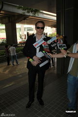 杜丽莎被告拖欠工资 其夫到庭应讯双方未达成和解