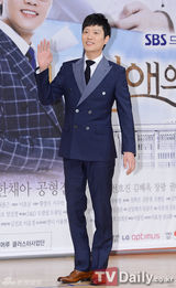 组图：李珉廷红裙亮相《我恋爱的一切》发布会