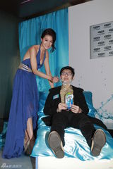 组图：周秀娜不怕男友变心 暗讽何佩瑜难负荷巨乳