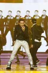 组图：韩庚开场劲歌热舞 获5项奖大赢