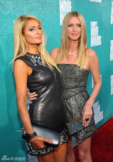 组图：希尔顿姐妹亮相MTV电影奖红毯