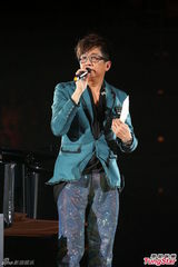 组图：伦永亮演唱会尾场 即兴拉叶德娴上台合唱