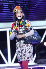 组图：hold住姐说相声造型似芙蓉 坦言多人追求