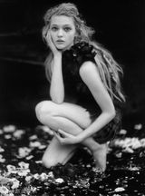 组图：俄罗斯超模萨莎写真展梦幻气质