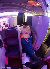 组图：姚明赴非洲拍纪录片 草原上与犀牛合影