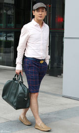 组图：邱心志街拍 衬衣搭配短裤变身萌叔