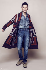 组图：孙坚写真格纹外衣帅气自信展温暖笑容