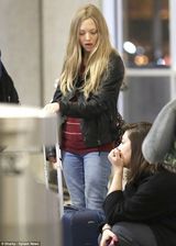 组图：阿曼达-塞弗里德机场孤独候车 疲惫无奈