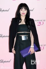 组图：少时Tiffany红唇白裙迷人 宋茜性感干练