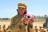 幻灯图：《兵团往事》新疆热拍 涓子庆生晒幸福