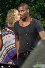 组图：麦当娜与男友度假表情严肃 其女热裤秀美腿