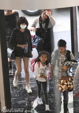 组图：贾静雯素颜口罩携爱女现身 女儿调皮可爱