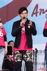 组图：周杰伦助阵公益快闪 现场拉弓粉丝热情