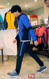 组图：韩星金秀贤开签名会为粉丝搭配服装