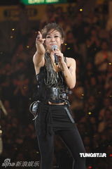 组图：林忆莲红馆开唱从天而降 与男舞伴跳贴身辣舞