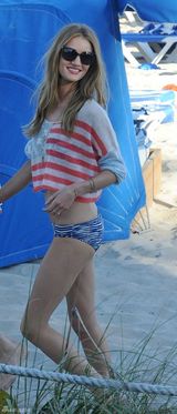 组图：惠特莉和男友杰森-斯坦森海边亲热度假