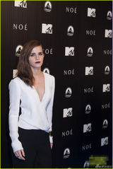 组图：艾玛-沃特森黑白简约装现身 大展深V诱惑