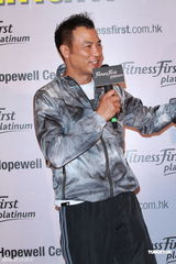 组图：任达华自曝机场遇炸弹 杨爱瑾望健身练线条