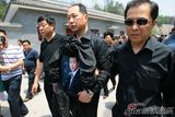 高清组图：罗京妻子悲痛泪别 儿子哥哥捧遗像送行