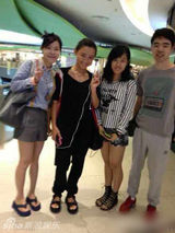 组图：张柏芝带两子逛街 Lucas遇路人压低帽檐