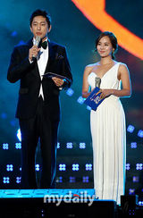 组图：宝儿张靓颖唱响首尔 Rain现场脱衣大秀热舞