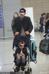 组图：林志颖戴父子帽现身 Kimi抱玩具卖萌