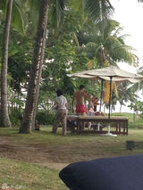 组图：高虎揽比基尼美女度假半裸推油