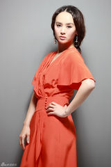 组图：小王晶大气红裙凸显高贵气质