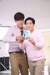 组图：罗志祥与母亲拍广告 身着母子装搞笑互动