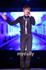 组图：JYJ组合首尔激情开唱 劲歌18首台下疯狂