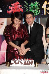 组图：梁咏琪庆生与老外丈夫激吻旁若无人