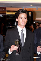 高清图：竹野内丰首度来港 众多媒体到场采访