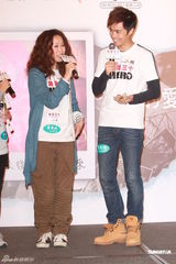 组图：张敬轩王菀之探访肯尼亚深受触动