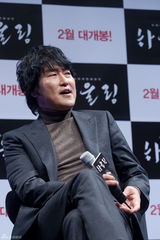 高清图：韩星宋康昊李娜英新片《howling》宣传